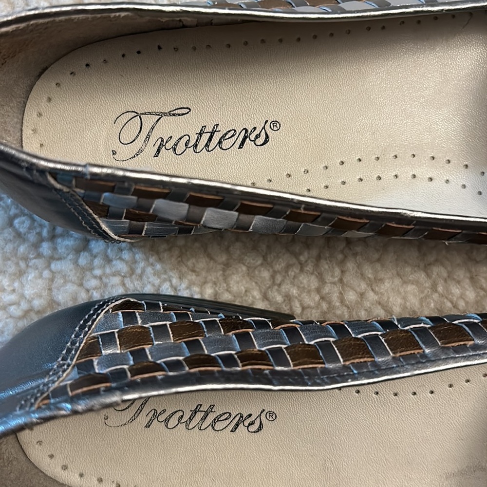 Trotters gold and silver leather slip on shoes - Picture 11 of 16